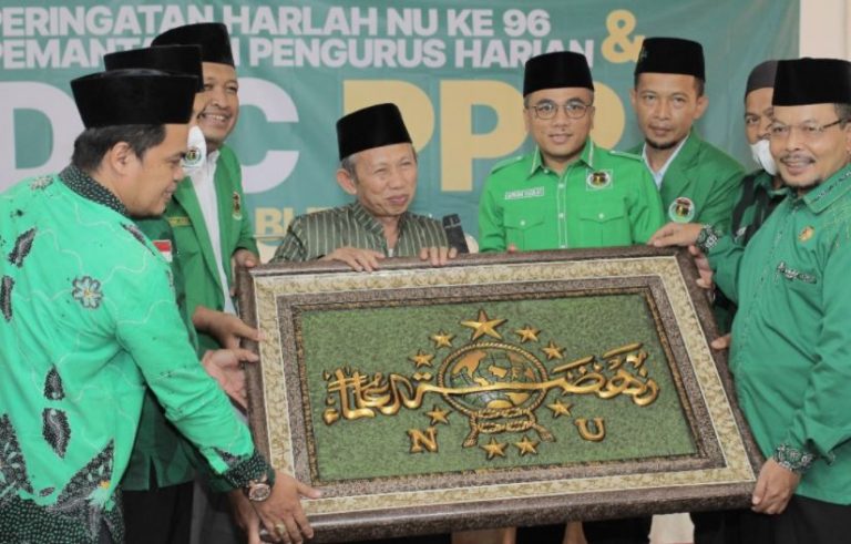 Ketua NU Blitar Terima Cinderamata Kaligrafi NU Produk UKM PPP