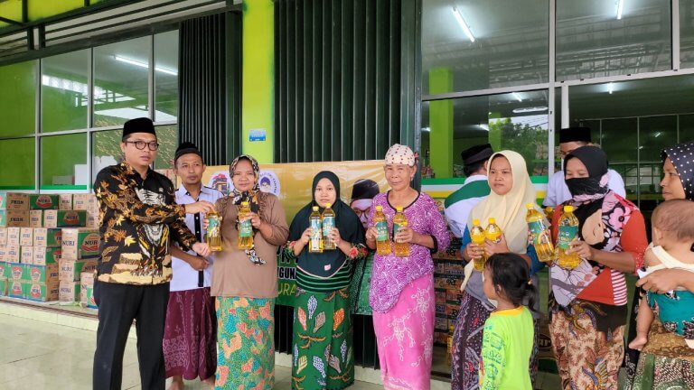 Bantu Warga Miskin, Fraksi PPP Gelar Baksos Pasar Murah Minyak Goreng
