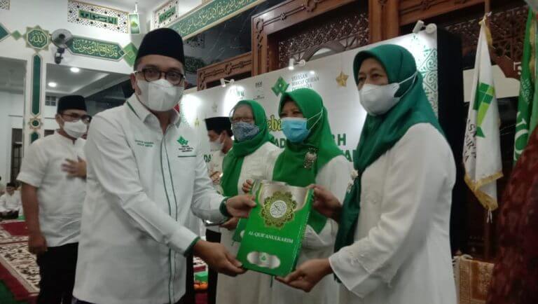 Kader PPP Bagikan Mushaf Qur’an ke Seribu Masjid