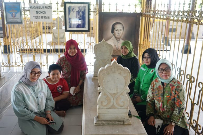 Teladani Perjuangannya, Perempuan PPP Ziarah ke Makam Kartini