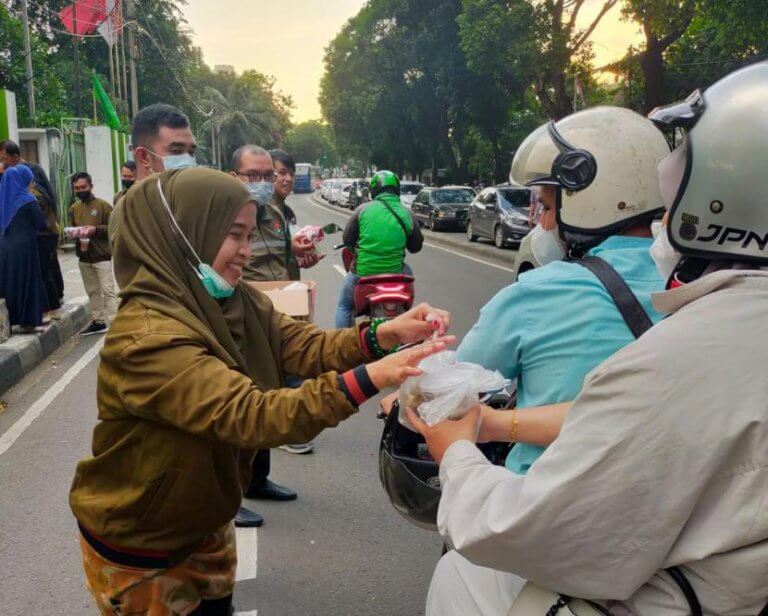 GMPI Bagikan Takjil Gratis ke Pemulung dan Pengguna Jalan