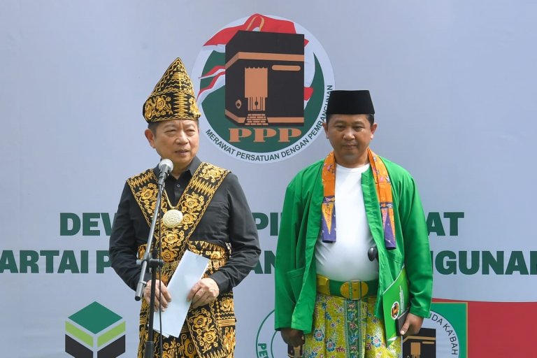 Kenakan Baju Adat NTT, Suharso Monoarfa Pimpin Upacara Kemerdekaan RI di Kantor PPP