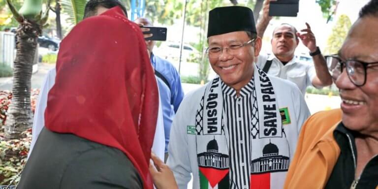 Tunjukkan Dukungan, Mardiono Pakai Syal Palestina Saat Rapat TPN Ganjar-Mahfud