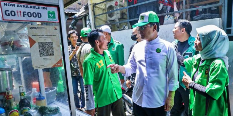 Pasutri Loyal Mengabdi di PPP, Mardiono Beri Hadiah Gerobak