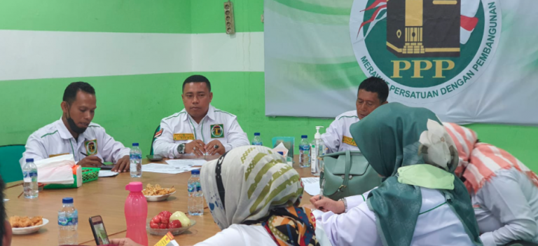 Ketua Panitia Hendra Ibrahim SE.i MA didampingi Sekertaris Panitia Akyar Adlani Siregar SH.i, bersama panitia lainnya, ketika melakukan rapat perdana kepanitiaan, di kantor DPW PPP Sumut, Jalan Raden Saleh Medan, kemarin. ist