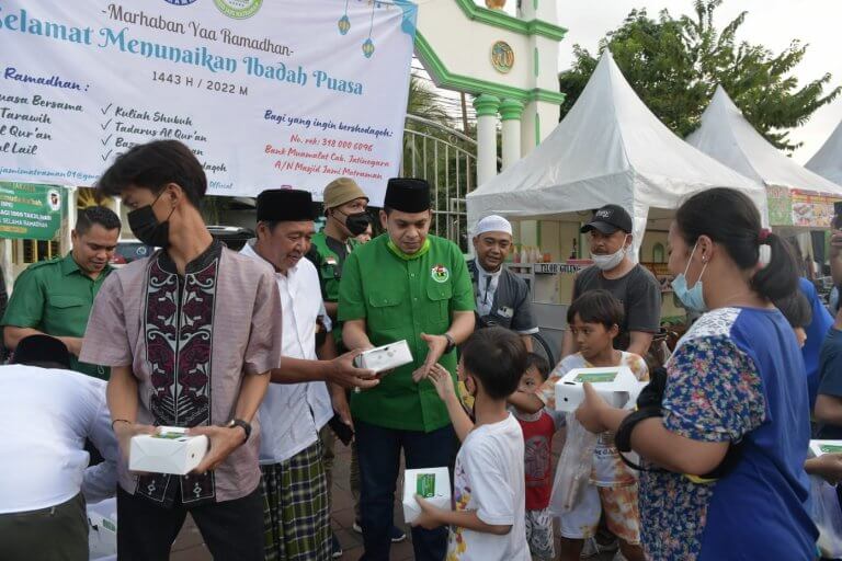 Kader Muda PPP Bagikan Takjil Gratis ke Pengguna Jalan