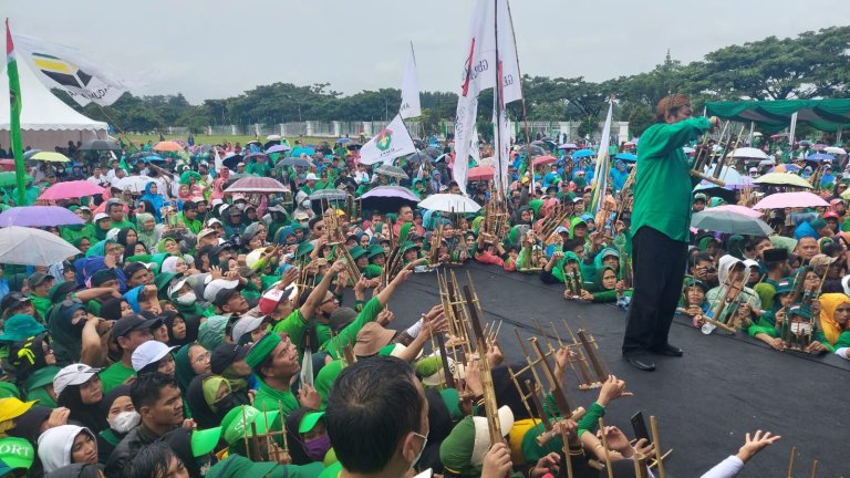 Ribuan Kader dan Simpatisan Mainkan Musik Angklung Pada Harlah PPP ke-50 di Bogor