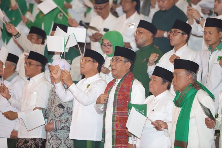 Ketum PPP dan Kader Kompak Lantunkan “Yalal Wathon” Bersama Ketum PBNU