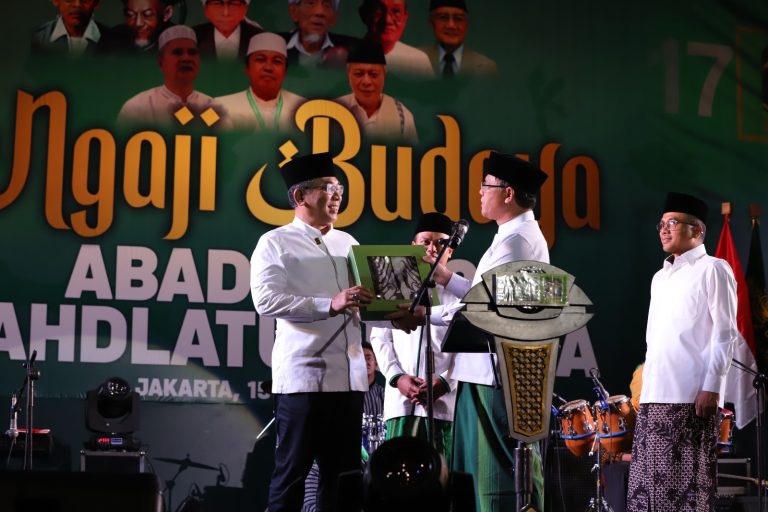 Ngaji Budaya, Mardiono Baca Puisi Hingga Berikan Batik Parang Pada Ketum PBNU