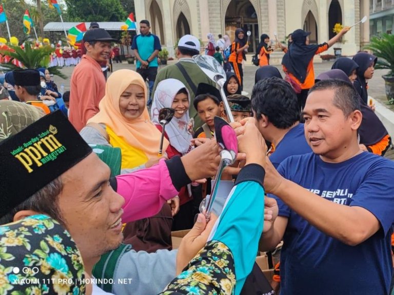 Unik, Kader PPP Bagikan Ribuan Sutil kepada Ibu-Ibu Pengajian Jelang Ramadhan