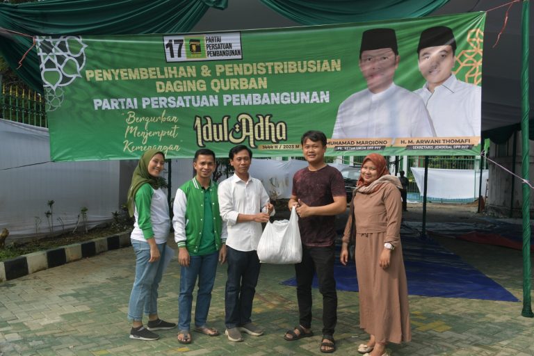 Rayakan Idul Adha, PPP Bagikan Daging Kurban Kepada Pedagang Kaki Lima Hingga Tukang Ojek