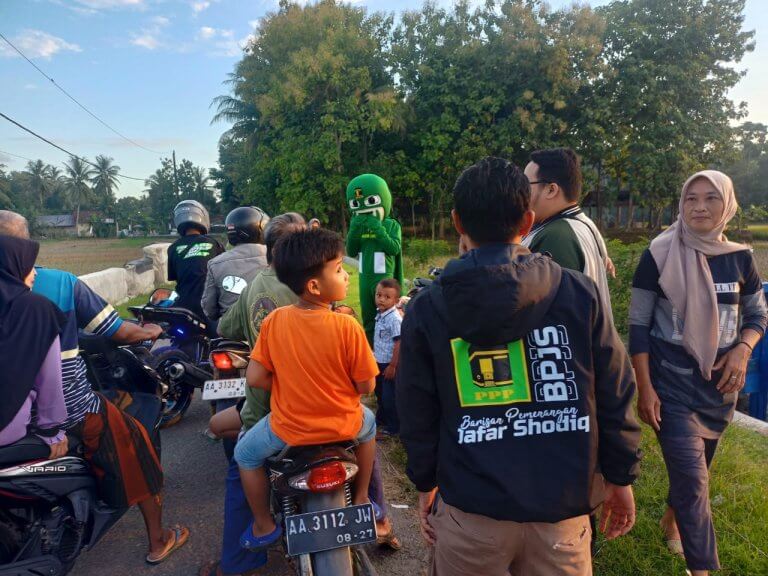 Maskot PPP si Master MJ Bagi-Bagi 1000 Takjil di Kebumen.